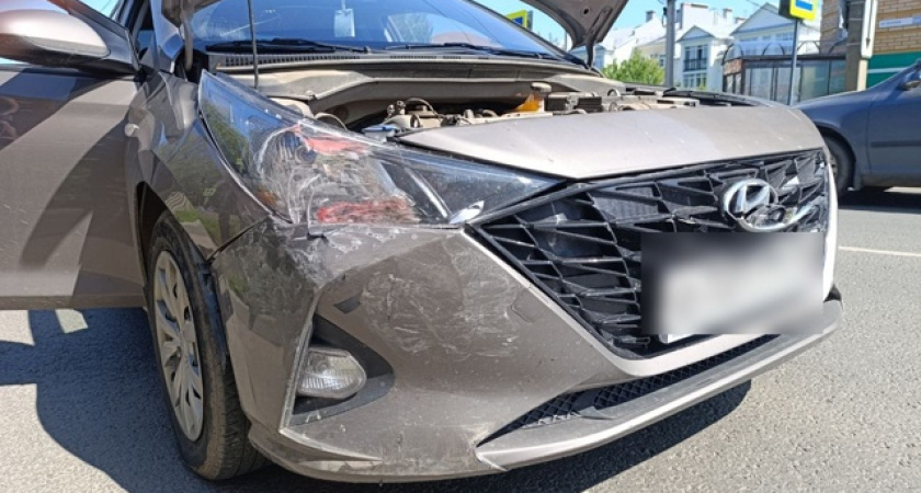 В Костроме на улице Козуева столкнулись две иномарки: есть пострадавшие