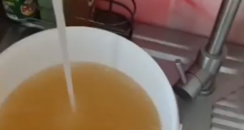 Жители Вохмы уже больше месяца живут без нормальной питьевой воды