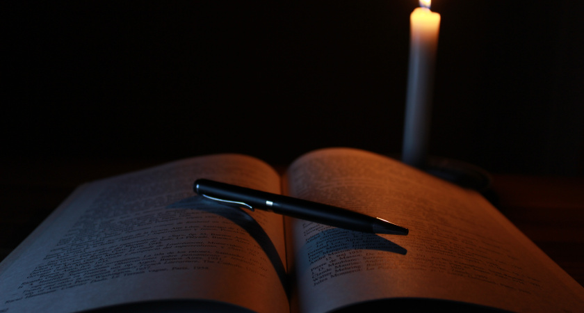 "Магичили" за закрытым занавесов: 5 колдовских ритуалов, которые были популярны в СССР — сейчас мурашки по телу