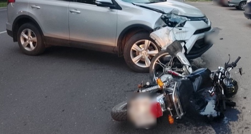 В Костроме столкнулись иномарка и мотоцикл: есть пострадавшие