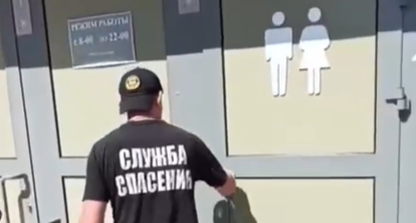 Как в ловушке: костромич провел жаркие минуты в заклинившем общественном туалете