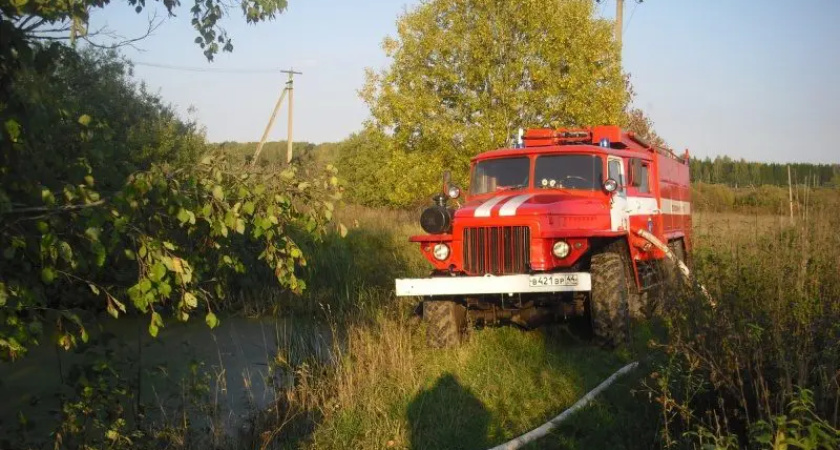 В Мантуровском округе тушат лесной пожар на площади 1,7 гектара