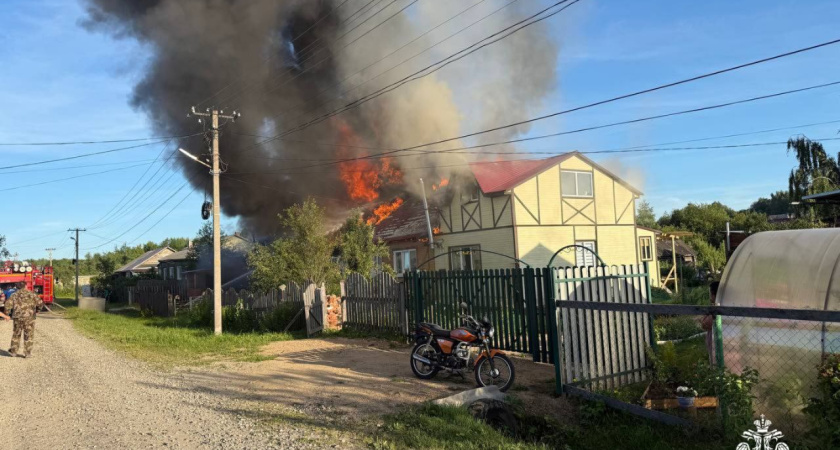 В Галиче на улице Кирова произошел крупный пожар в трехквартирном доме