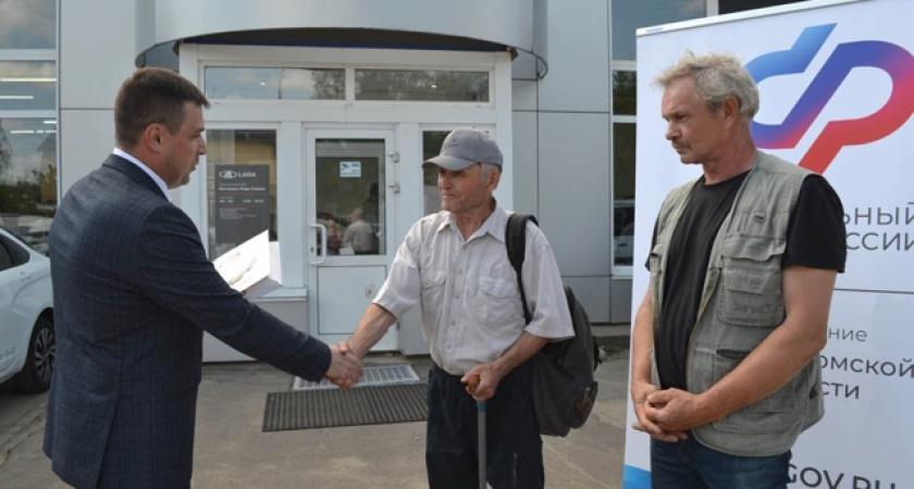 Двум пострадавшим на работе костромичам выдали ключи от новых авто