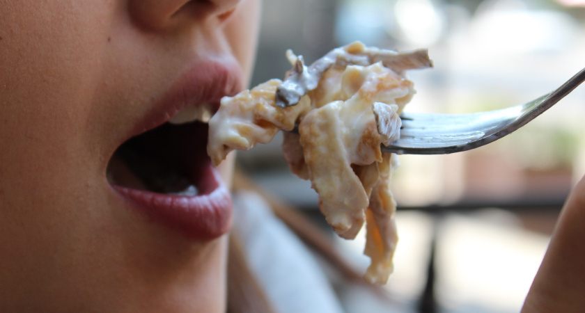 Забытая классика из вагонов-ресторанов — салат "Пассажирский": лучший рецепт, который пришел из СССР