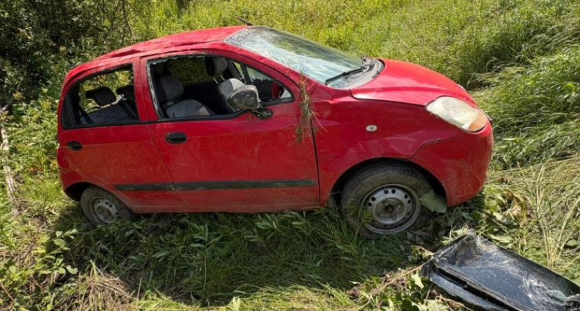 В Костромской области в кювет опрокинулась иномарка: есть пострадавшие