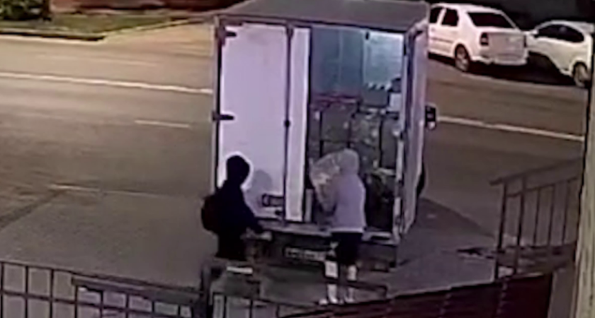 В Костроме два молодых человека обокрали грузовик у пункта выдачи маркетплейса