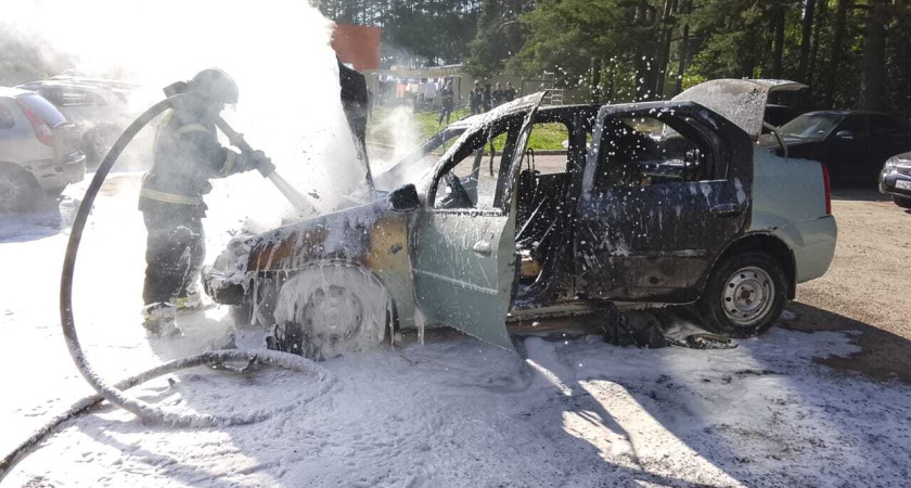 В Костромской области загорелись две иномарки