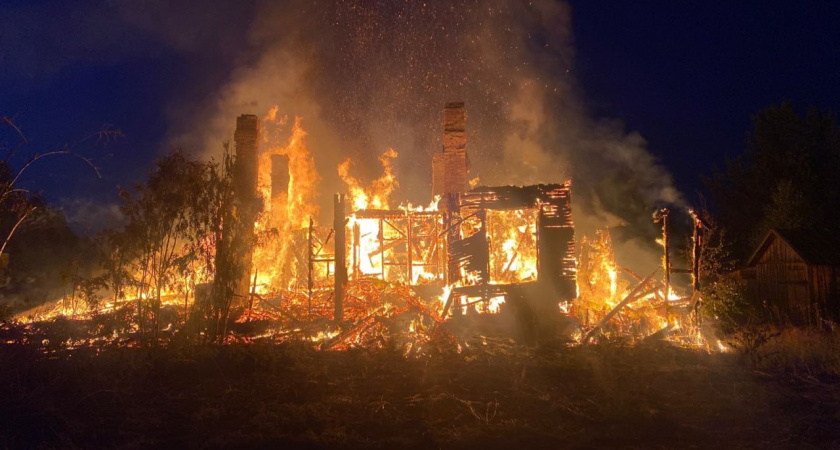 В Костромской области ночью сгорели гараж, автомобиль и хозпостройка