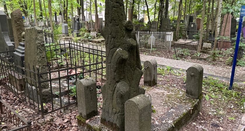 Внезапно побывала на экскурсии на еврейском кладбище — удивили камни на входе и памятники необычной формы