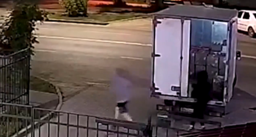 Неудачный "подарок": костромские воры украли из грузовика косметику для знакомой