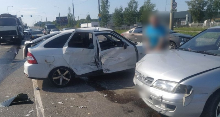 Водитель "Лады Приоры" не пропустил иномарку на перекрестке в Костроме