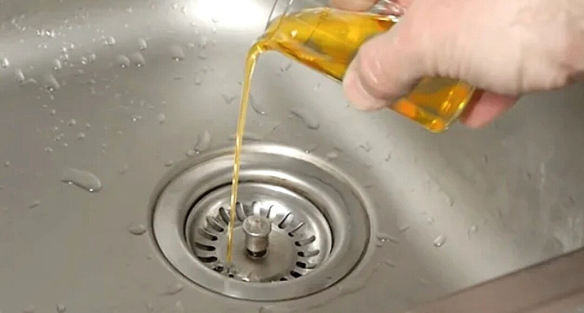 Уезжая из дома, лью подсолнечное масло в раковину — решение насущной проблемы: раньше и не догадывалась
