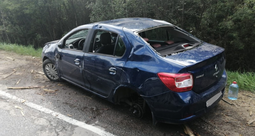 В Шарье "Рено Логан" вылетел на встречку и перевернулся: пострадал ребенок