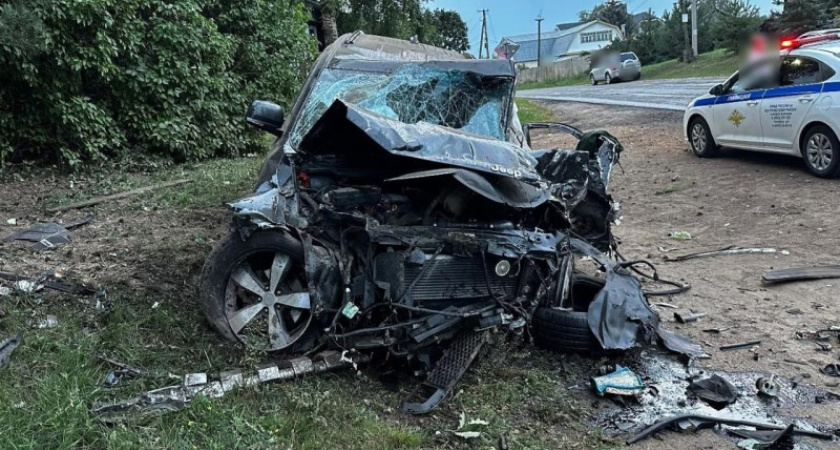 Под Костромой Jeep Grand Cherokee отбросило на забор после столкновения с деревом