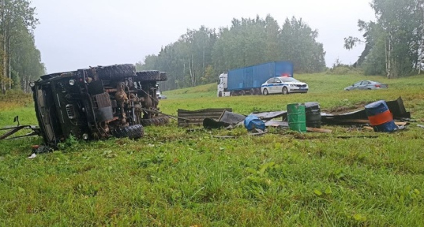 В Костромской области КАМАЗ слетел с дороги и перевернулся: есть пострадавшие