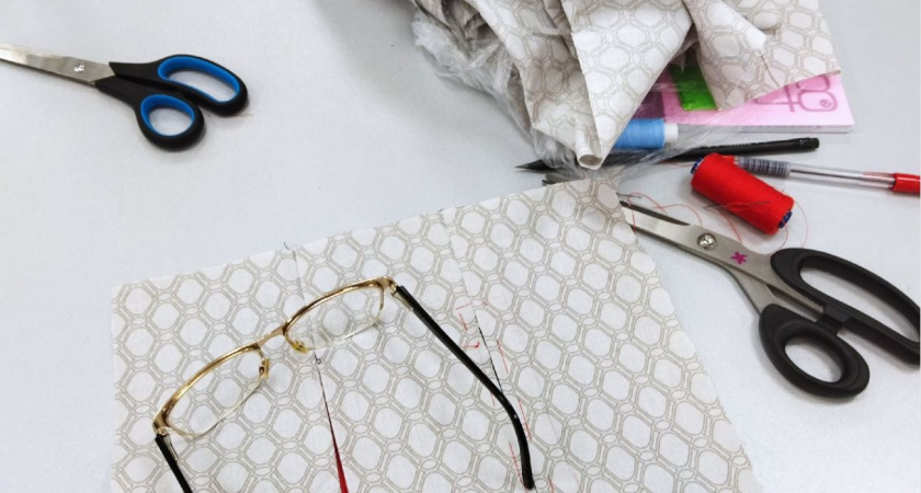 Как вдеть нитку в иголку без труда: даже 80-летняя бабуля делает это без очков — лайфхак