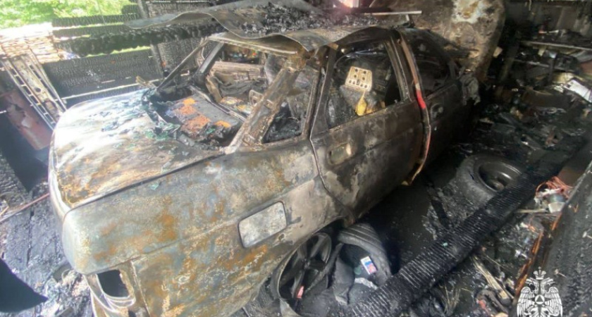 При зарядке аккумулятора в Костромской области вспыхнул гараж с машиной