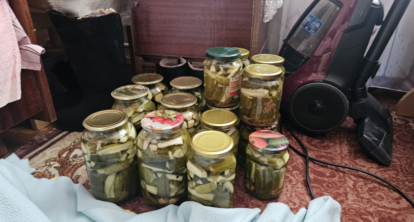 Консервирую переросшие огурцы по методу тещи. 3-4 банки съедают за неделю вместо обычных солений