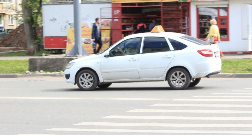 Водитель такси нашел забытую пассажиром карту и оплатил свои покупки