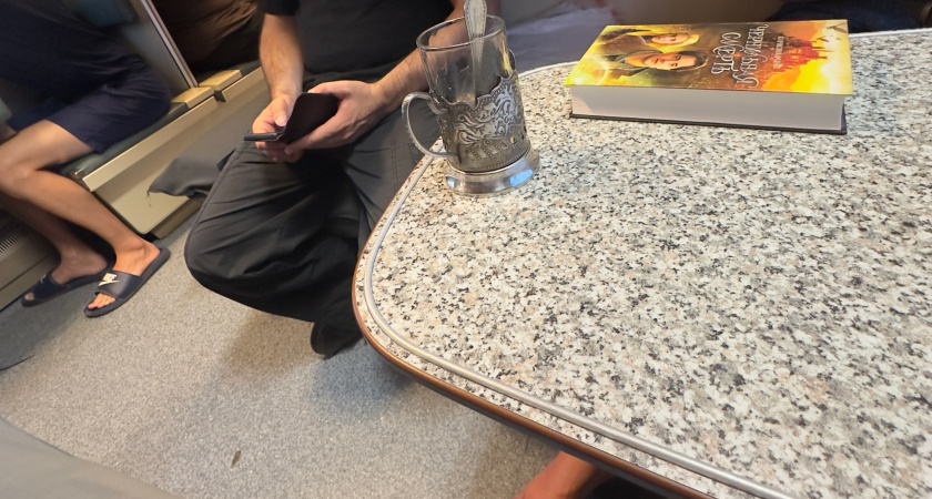 Хитроумный попутчик с верхней полки сломал систему – поставил складной стул у столика и ел часами прямо у меня под носом