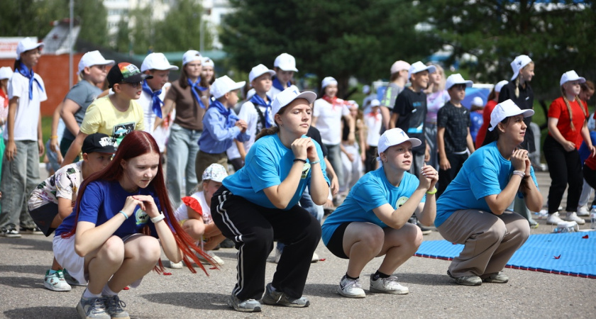 "Зарядка со стражем порядка" собрала в Парке Победы в Костроме более сотни детей