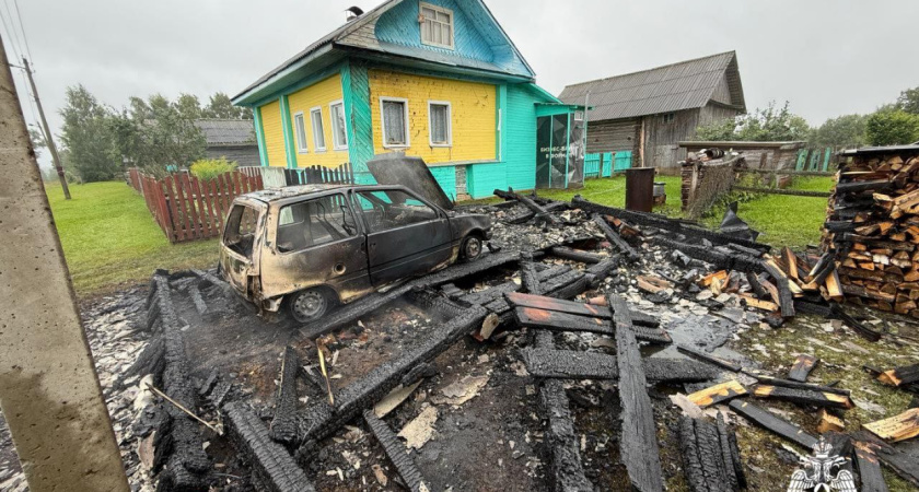 Пожар уничтожил гараж и автомобиль в Вохомском районе