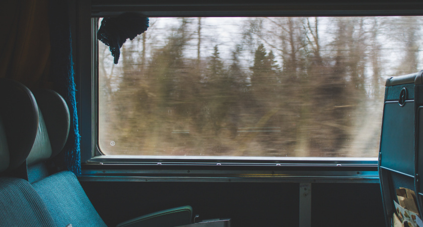 Ехал в купе со сломанной рукой — а даме снизу приспичило пофлиртовать: почти вытеснила меня с нижнего места