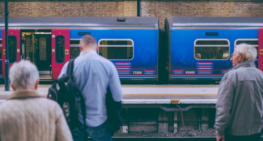 Заснуть было невозможно: соседка с нижней полки разозлила всех — подключился даже незнакомый мужчина