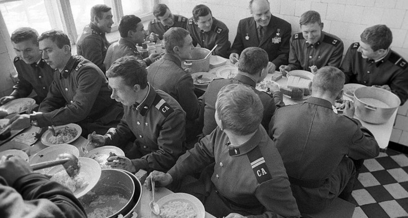 Тот, кто служил в армии в советские годы, никогда не ест одно блюдо — вот в чем дело