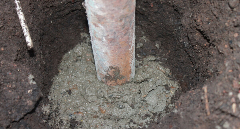 Как залить заборный столб на долгие годы — хитрая технология — даже зимой стоит как влитой