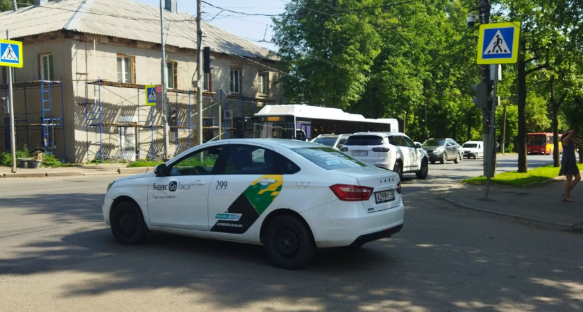 В Костроме таксиста штрафовали из-за отсутствия шашечек