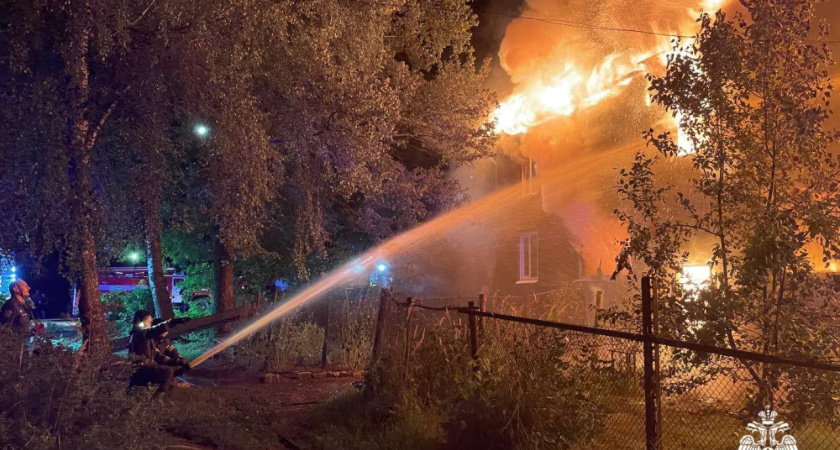 10 человек эвакуировали из горящего дома в Костроме