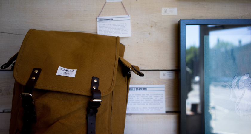 В поезде сосед-пенсионер начал обыскивать мою сумку, пока я спал: я его поймал — и вот что она сказал