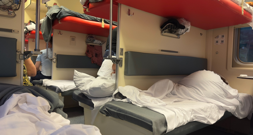 «В 7 утра с верхней полки слезла попутчица и стала будить меня»: закон заработал — почему я должен уступать ей место