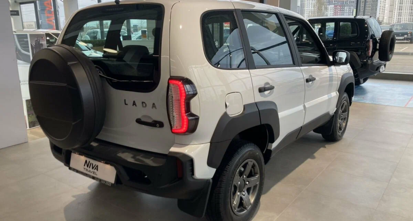 «От таких цен волосы дыбом»: приехал за «Нивой Тревел» — и чуть не ушёл с кредитом на 10 лет