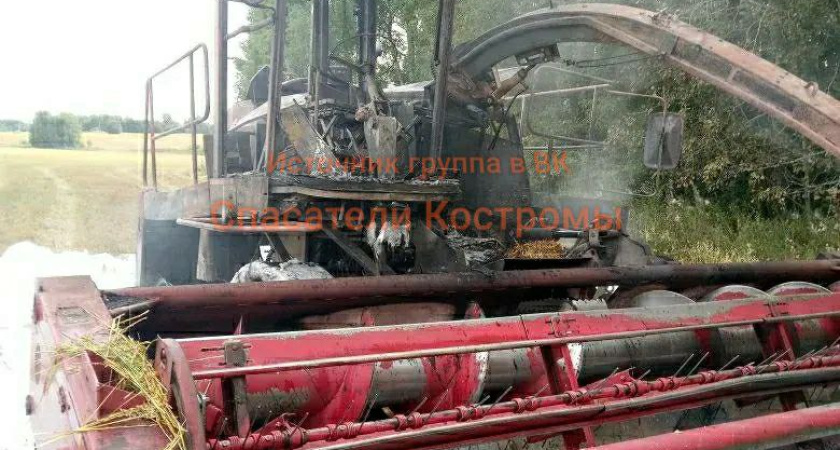 В Костромской области во время работы загорелся комбайн