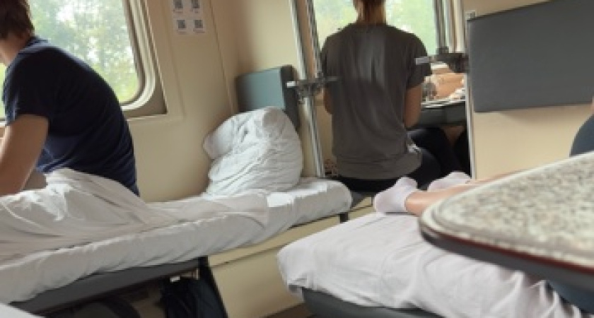 Купил билет в СВ — вдруг заходит пара из плацкарта с требованием поменяться: я сначала опешил, а потом принял решение