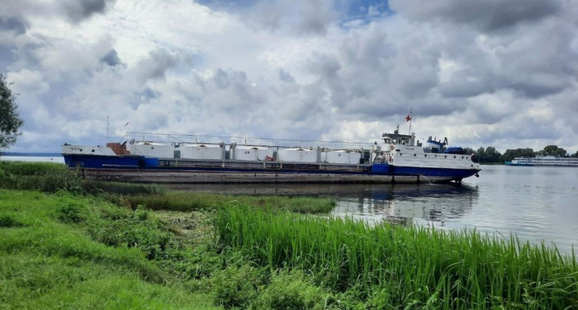 В Костромской области танкер сел на мель на Волге