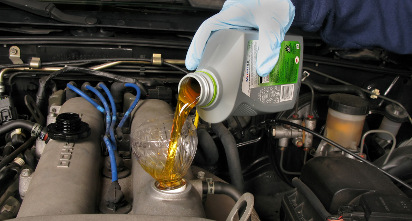 Скажем "масложору" нет: универсальной таблетки не бывает — но если менять масло в машине так, проблем не будет