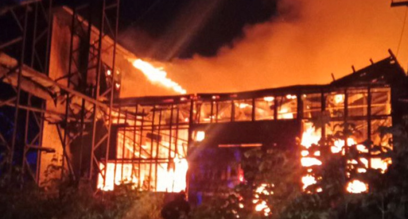 В Костроме на улице 1 Мая ночью полыхал склад