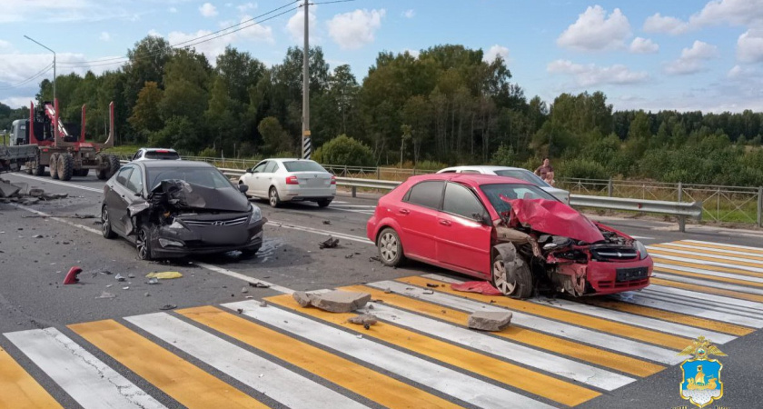 В Костромской области столкнулись пять машин: на месте все оперативные службы