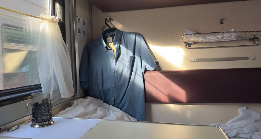 Выкупил всё купе, ушел поесть — вернулся, а там сидят мама с сыном: пришлось гнать поганой метлой