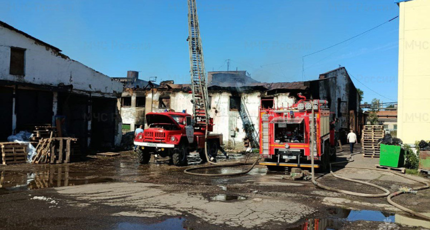 В Костромской области ночью загорелось бесхозное строение