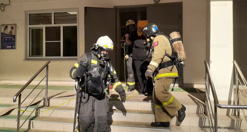 В Костромской области пожарные экстренно эвакуировали всю поликлинику