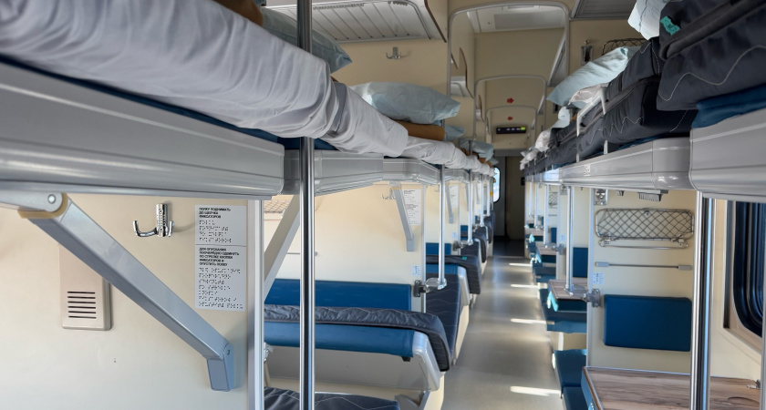 Захожу в купе, а там компания играет в лото: забрались с ногами на наши полки — и в ус не дуют