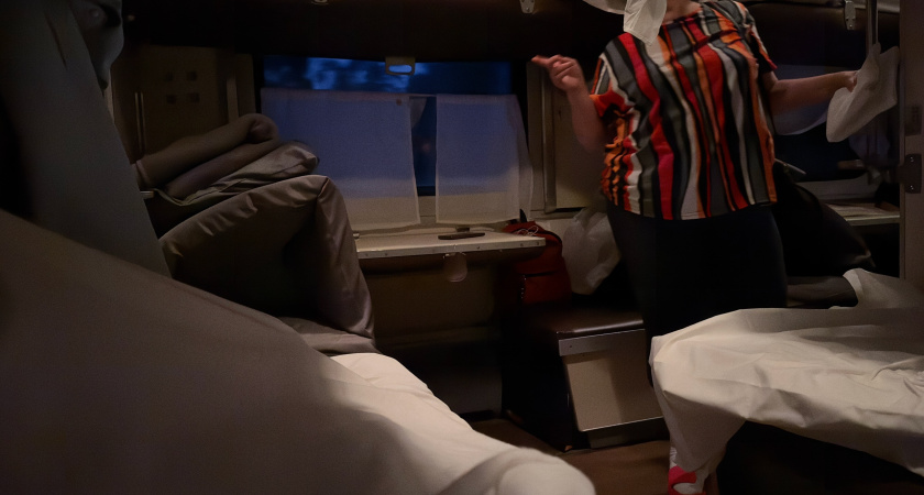 В наше купе устроили паломничество — все приходили поесть: ступить было негде