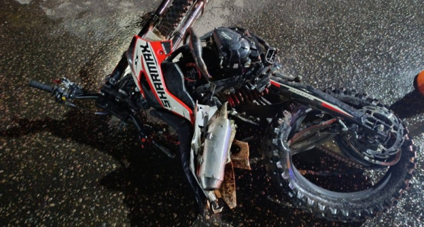 В Костромской области 15-летний водитель на питбайке погиб после столкновения с Mercedes