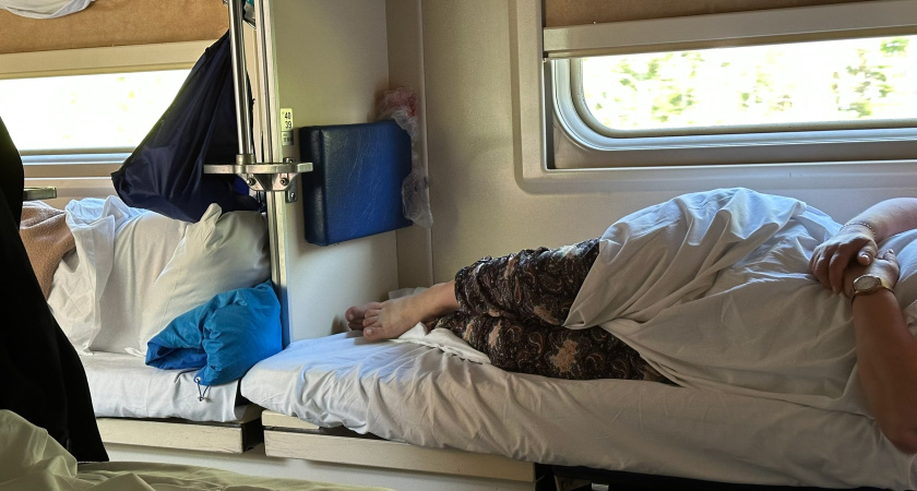 Пожилая женщина не смогла залезть на верхнюю полку — решила всю дорогу сидеть в ногах: кто оказался прав