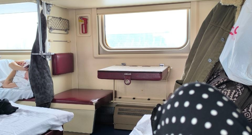 Билет был на верхнюю полку — никто не уступал: женщина хитростью получила вожделенное место